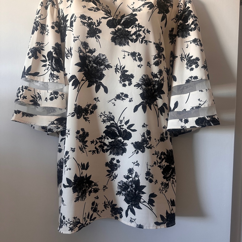 Women’s NWOT Top Blouse Black/White Floral Bell Sleeves XL